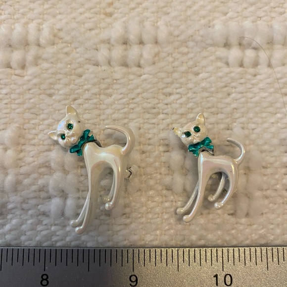 ⚫️ 2 Very Cute kitty cat pins bobble heads green eyes - Picture 3 of 5